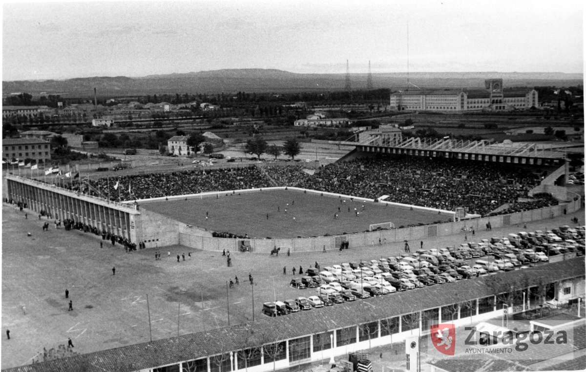 Daniel Marzo Foto (@dmarzofoto) on Twitter photo El domingo se despedirá definitivamente el estadio de La Romareda. 
Despedida que comenzó el pasado 2/06/2024, cuando se jugó el último partido con el estadio completo. 
Es el adiós a un recinto cuyo pasado es inabarcable pero que podemos resumir en 'Historias de La Romareda' 🧵 El domingo se despedirá definitivamente el estadio de La Romareda. 
Despedida que comenzó el pasado 2/06/2024, cuando se jugó el último partido con el estadio completo. 
Es el adiós a un recinto cuyo pasado es inabarcable pero que podemos resumir en 'Historias de La Romareda' 🧵