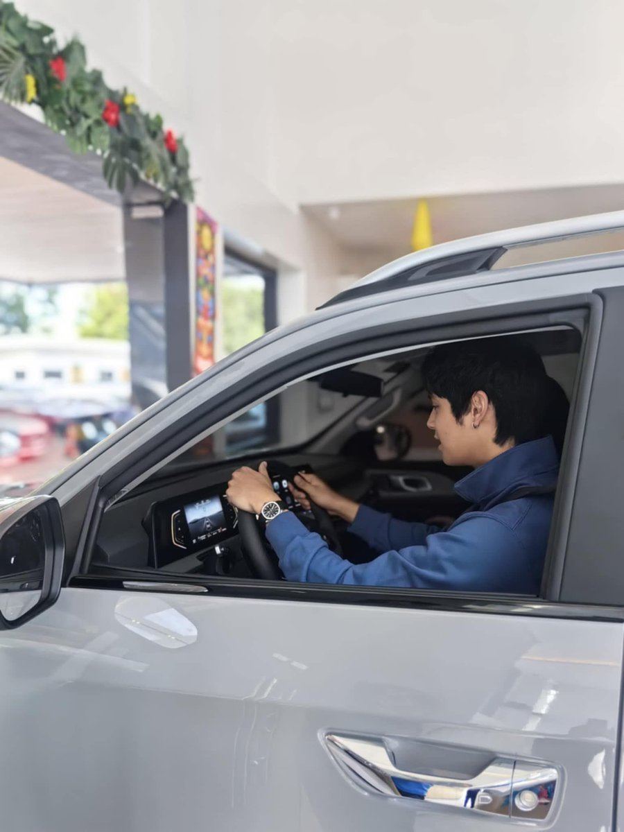 DBTreasuress's tweet photo. Donny Pangilinan on Butch Buenaventura’s FB Post🚘
Vehicle hand-over to Donny Pangilinan for Nevo Hunter K50 and CS35.
#ChanganNEVO101
#CS35
#GetThatChanganFeeling
#DonnyPangilinan https://t.co/Vnmkz3YuVA