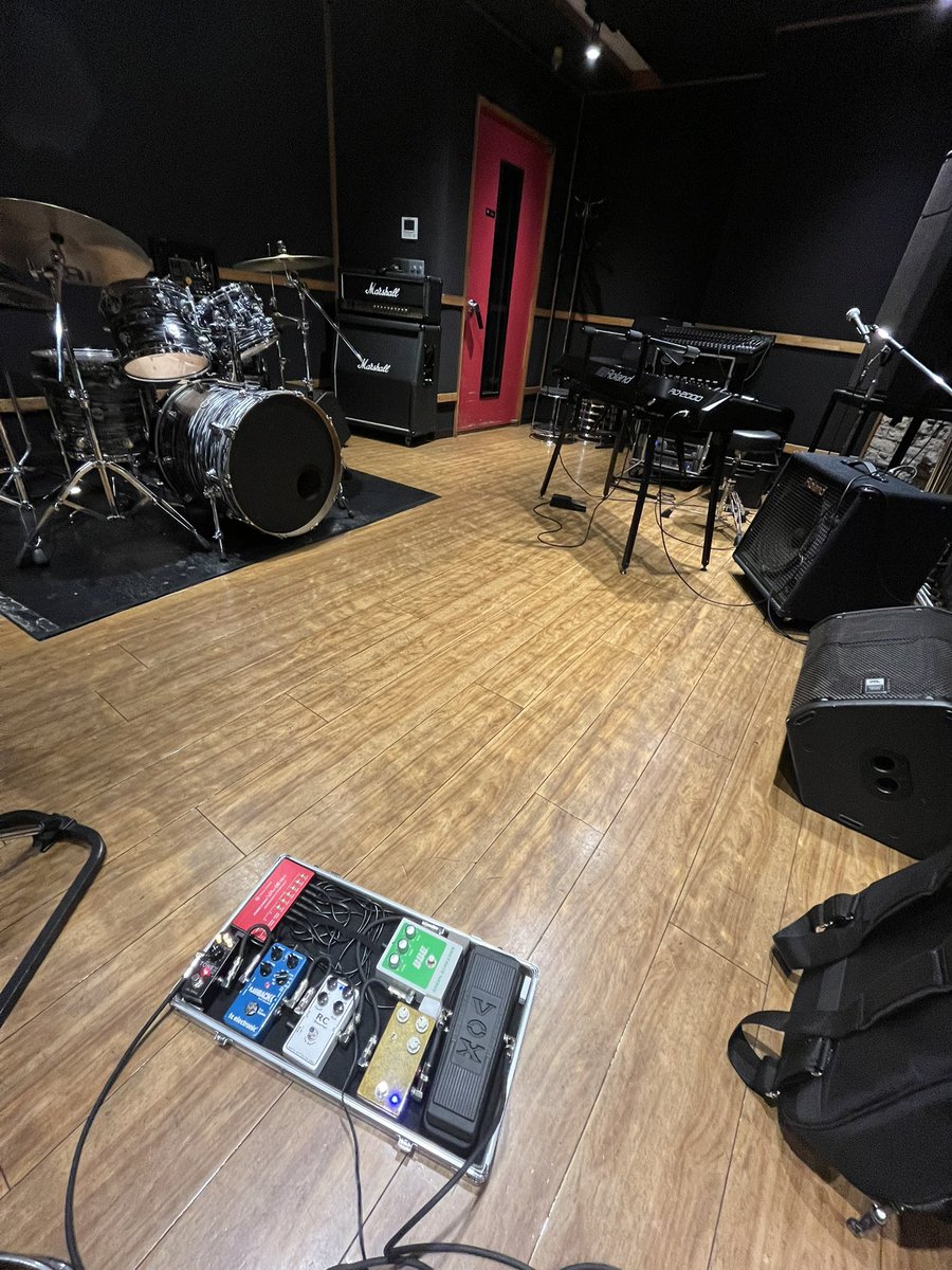 The rehearsal ended too early, and I’m feeling lonely, so I’m practicing alone. I’ll work on scale exercises.🫡