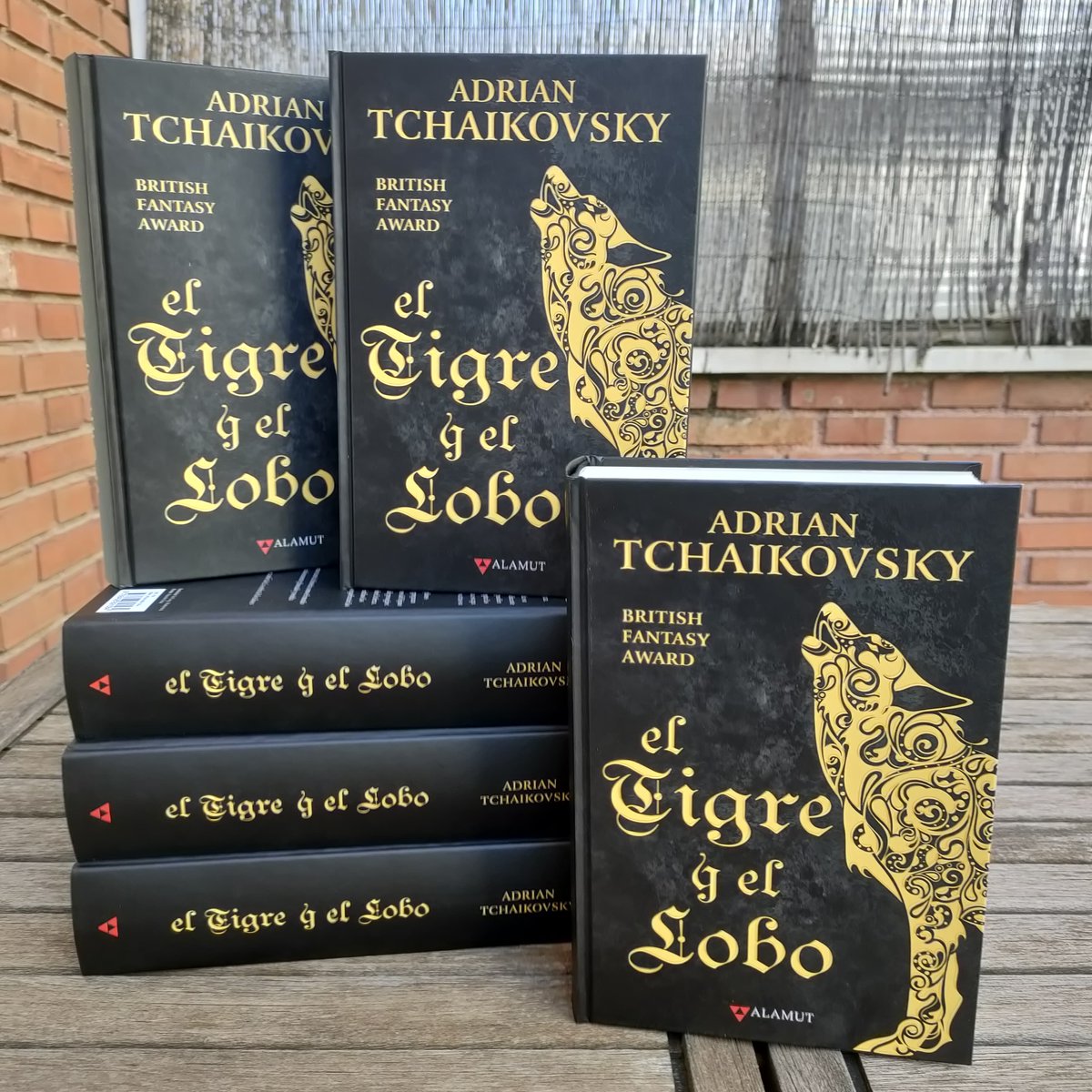Librería Cyberdark (@cyberdark) on Twitter photo Ya nos ha llegado El Tigre y el Lobo, la nueva trilogía de fantasía de <a href="/aptshadow/">Adrian Tchaikovsky</a> y editada por <a href="/AlamutEdiciones/">Alamut Bibliópolis</a> . Y la tenemos en oferta hasta el 29/05, día que se pondrá a la venta, así que no seáis remolones y haceos ya con el libro
👉 goo.su/BzYFX Ya nos ha llegado El Tigre y el Lobo, la nueva trilogía de fantasía de <a href="/aptshadow/">Adrian Tchaikovsky</a> y editada por <a href="/AlamutEdiciones/">Alamut Bibliópolis</a> . Y la tenemos en oferta hasta el 29/05, día que se pondrá a la venta, así que no seáis remolones y haceos ya con el libro
👉 goo.su/BzYFX
