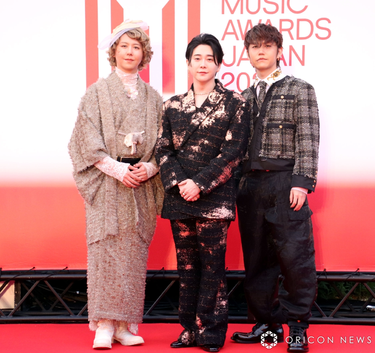 🏆MUSIC AWARDS JAPAN 2025（MAJ）
レッドカーペット

Mrs. GREEN APPLE、きらびやかな“和風の正装”👏
大森・若井・藤澤が三者三様にレカペ魅了✨️
oricon.co.jp/news/2385912/?…

#MrsGREENAPPLE  #MAJ2025 <a href="/MAJ_CEIPA/">MUSIC AWARDS JAPAN公式</a>