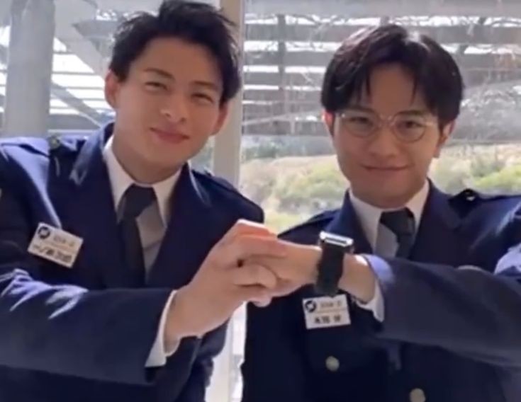 NindyMamori's tweet photo. Kenty : "Jiro-chan, Jiro-chan!! 🤜 (asking Sho to do the 🖐)"
Kishi : 🖐
Kenty : "It's not you!"

Lmao they're so cute and I MISS JIROKAI SO BAD!!!! https://t.co/3FnsJisRsQ