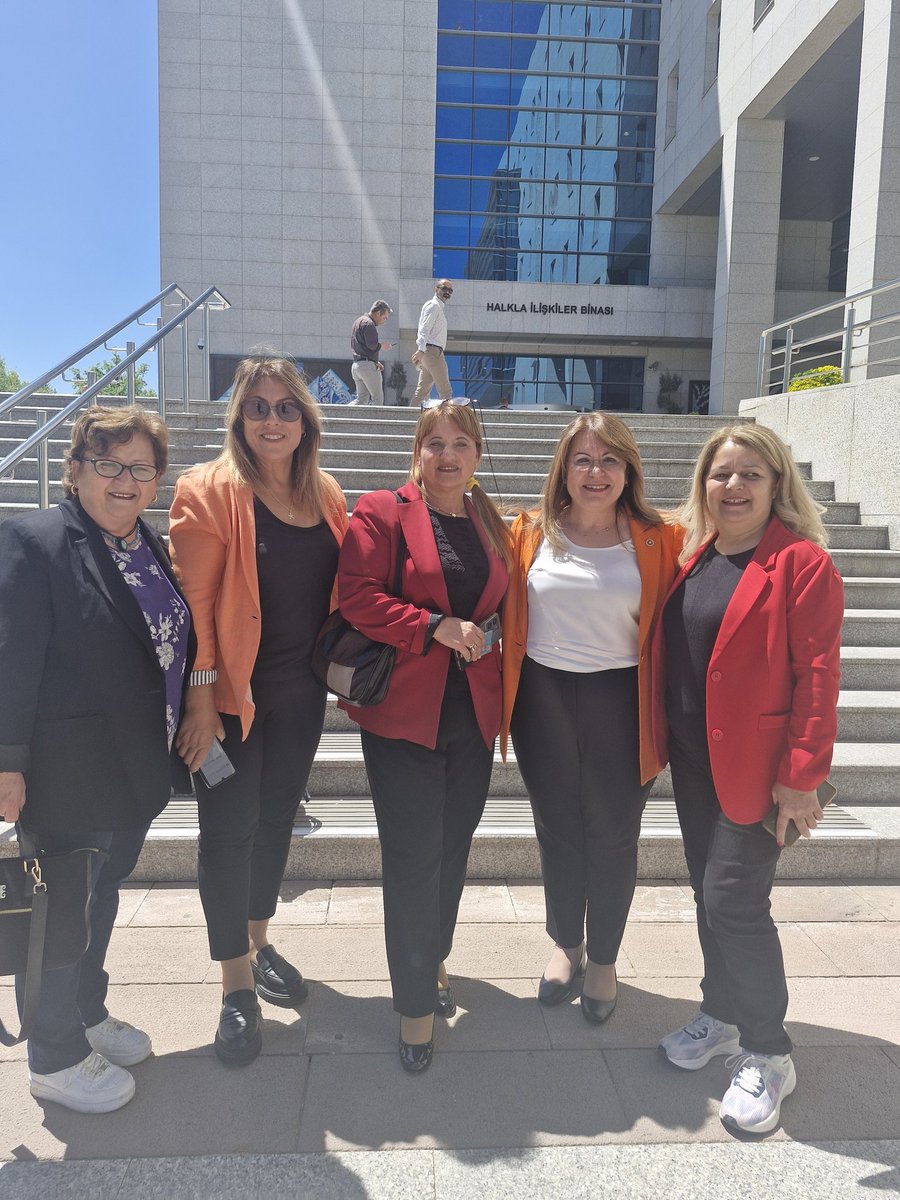 Mersin'den gelen kadın muhtarlarla TBMM'de biraraya geldik. Yönetim kademelerinin her bir aşamasında kadın temsiliyetinin güçlenmesi için dayanışma ve mücadeleyle eşit temsili savunacağız.