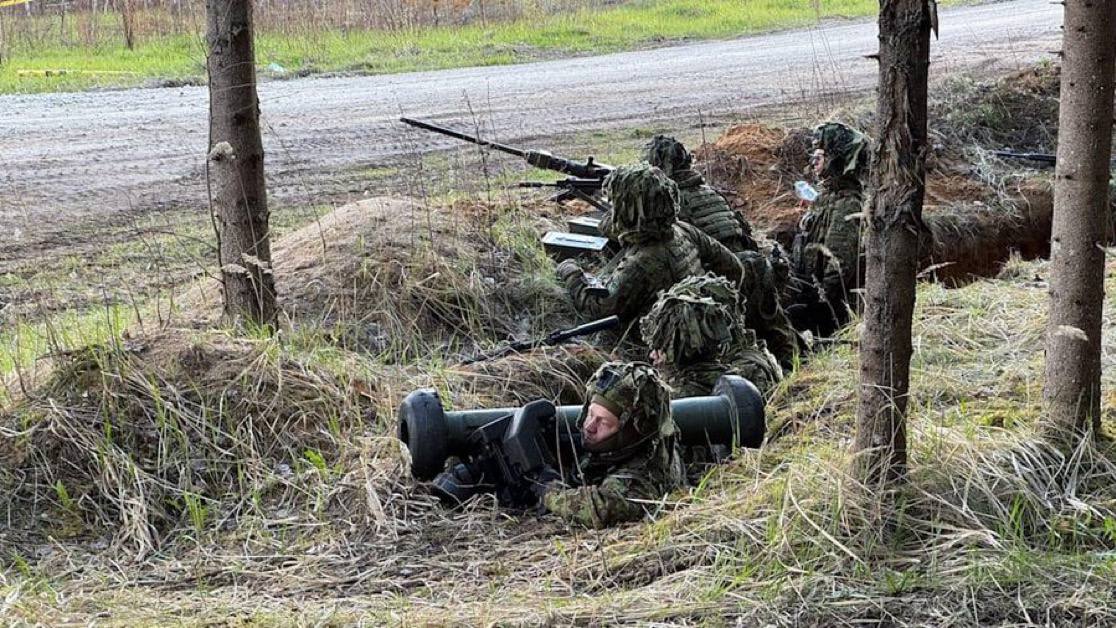 Ha comenzado el mayor ejercicio de la OTAN en Estonia, denominado Spring Storm, en el que participan alrededor de 16.000 tropas de países de la alianza, entre ellos el Reino Unido, Francia y Finlandia. Los ejercicios simulan un posible ataque ruso a los países bálticos.