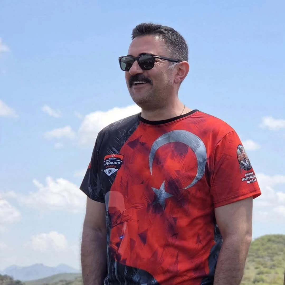 Tunceli Valisi Bülent Tekbıyıkoğlu PKK terör örgütüne taviz vermeyen onurlu bir duruş sergiledi.Bu davranış hala ülkesini seven onurlu pek çok devlet insanı olduğuna inancımı  korumamı sağlıyor.Terörist silah bırakır,şov yapamaz.Türkiye Cumhuriyeti bebek katillerine taviz veremez