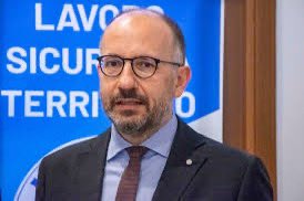 Viabilità a rischio per tagli risorse
TO 22 M -La sicurezza della rete viaria rischia per i pesanti tagli legge Bilancio e decreto Milleproroghe, ridotti fondi alle  Province. Una crisi silenziosa, ma concreta - il commento del presidente della Provincia di Asti, Maurizio Rasero