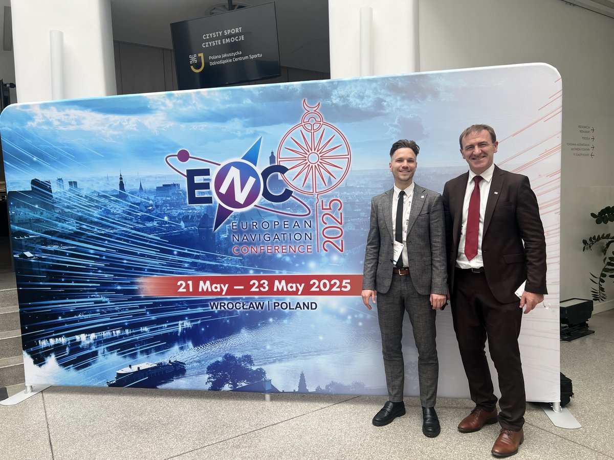 Latvijas Jūras administrācijas Jūrnieku reģistra Kompetences novērtēšanas klases vadītājs Raimonds Lūkins pārstāv Latviju Eiropas Navigācijas konferencē, kas notiek Polijas pilsētā Vroclavā. Attēlā (no kreisās) R. Lūkins un Janusz Uriasz, Polijas Navigācijas Foruma prezidents.