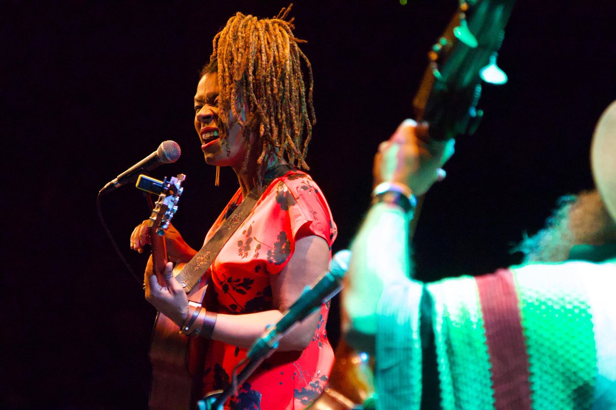 ¡El año pasado disfrutamos de Carmen Souza en #JazzCírculo!

La portuguesa de raíces caboverdianas presentó su último trabajo, ‘Port Inglês’, en nuestro ciclo de jazz con el teatro hasta los topes.