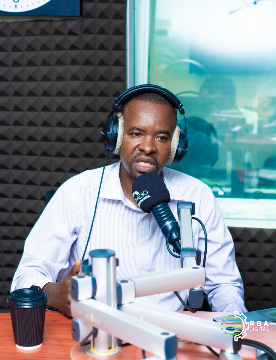 📸AMAFOTO📸

Umuhuzabikorwa wa Ejo Heza mu Karere ka Musanze, Twagirumukiza Emmanuel, twamwakiriye kuri uyu wa Kane mu Kiganiro "Dusangire Ijambo".

Yadusobanuriye imiterere n'inyungu ziri mu gukoresha ubwizigamire bw'igihe kirekire.

Wadukurikira ku mirongo ya FM, App na Website