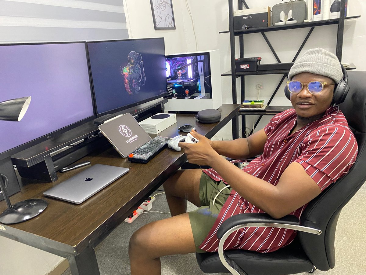 gekyume1021's tweet image. Today i realized how long ive come with my brother @ozenua_ 
Our love for tech has given us so many memories.
Supplying and building each of his setup feels personal and watching him evolve from a generic monitor to a full setup is just amazing 😁
His growth is undeniable