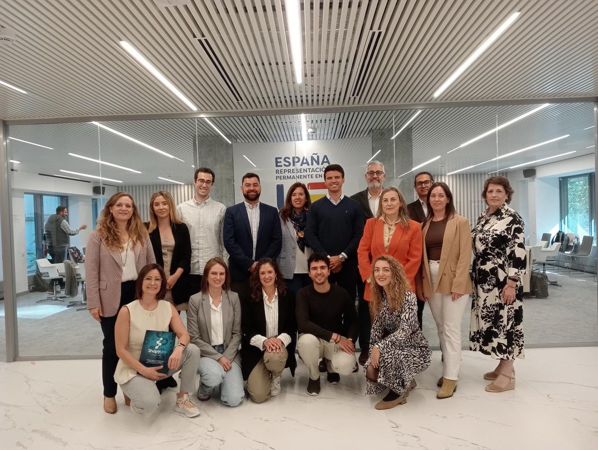 📍Gema Guerrero, del departamento de Administración, ha viajado a Bruselas con <a href="/Ipex_clm/">Ipex</a> y otras 9 empresas, para participar en el programa “Europa+Cerca”.

✅Esta iniciativa tiene el objetivo de facilitar el acceso de las PYMES a las oportunidades de financiación europea.