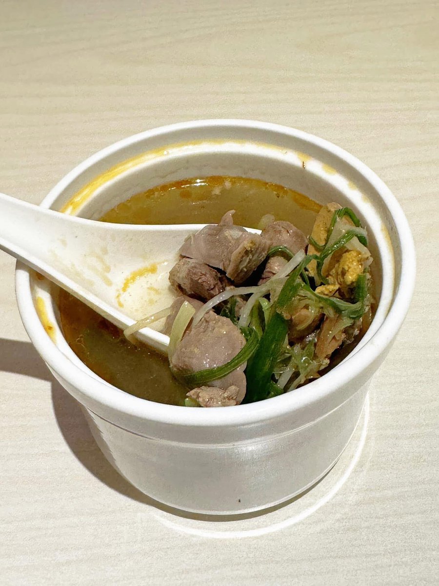 一雞三吃！搭配不同的醬料鹽製的雞肉口味瞬間不一樣了！
還有一份燉湯，吃的開心