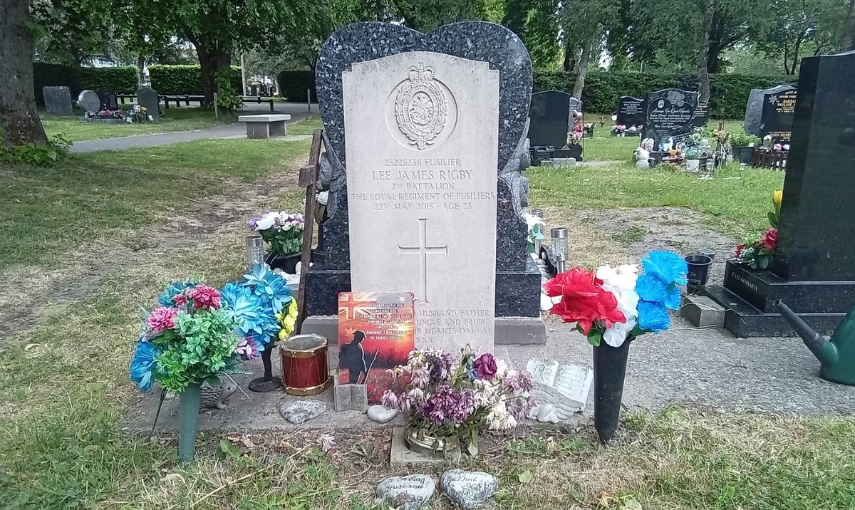 We laid flowers and paid respects at Fusilier Lee Rigby's final resting place in Boarshaw Cemetery, Middleton, on the 12th anniversary of his horrific death 

Lest we Forget this brave young man 🌹🏴󠁧󠁢󠁥󠁮󠁧󠁿🇬🇧