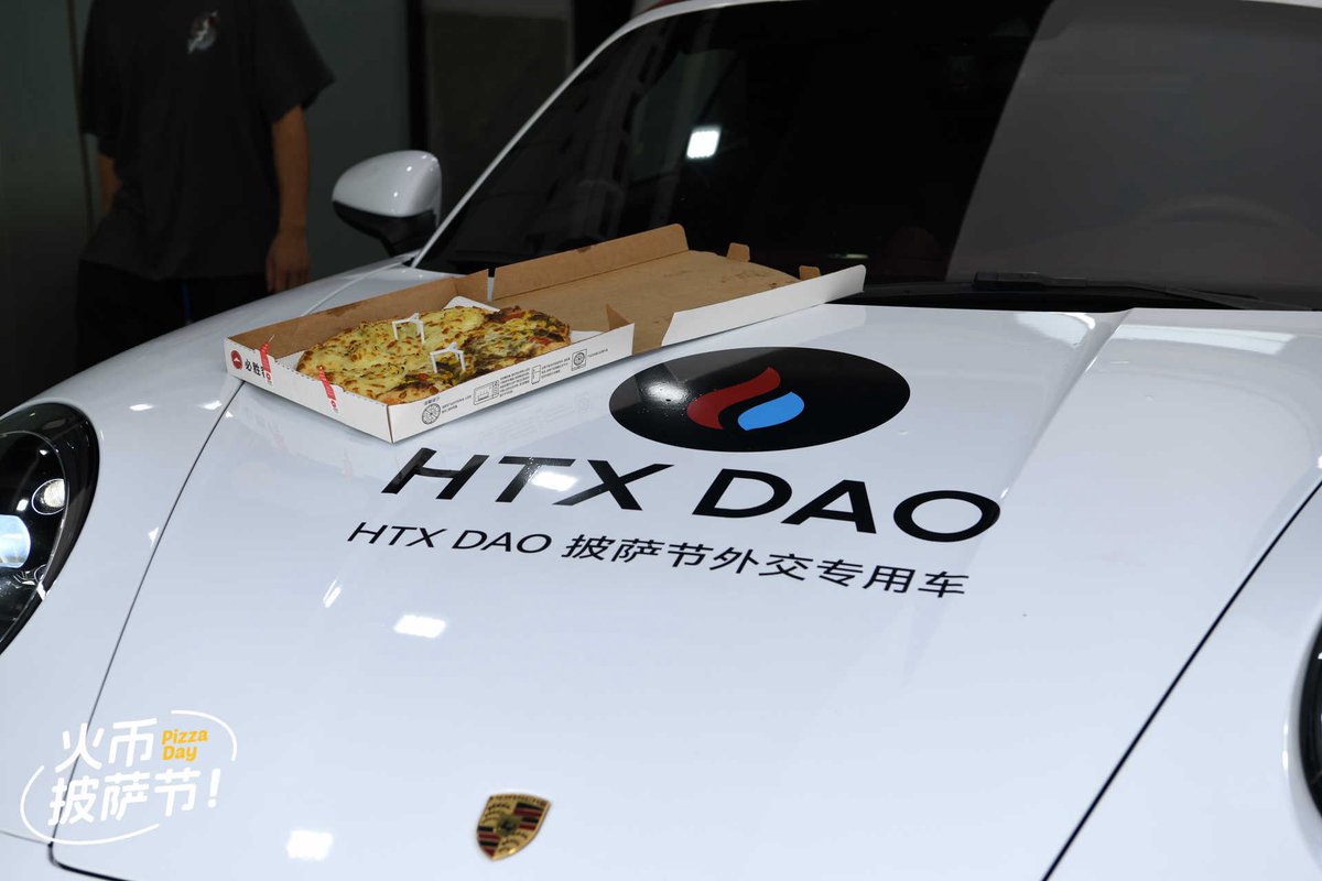 Supers6061's tweet photo. 感谢HTX火币投喂的节日披萨，太贴心啦！今天在深圳街头看到一辆贴满HTX logo的豪车“炸街”，一开始以为是新出的披萨配送方式，凑近一看原来是火宝在“表演车技”，不得不说孙哥是真的会整活！@justinsuntron @HTX_Molly

听说还有@Ceee333_ 和@hotbabyrebao 两位大美女亲自送披萨，这待遇谁看了不羡慕！另外，火币首页正在撒披萨节红包，宝子们别忘了领，沾沾喜气～

@qingyang007 @xiaojiucai_andy  ￼

#HTX #火币 #火币披萨节红包 #来HTX_庆披萨节和总统晚宴_见证历史