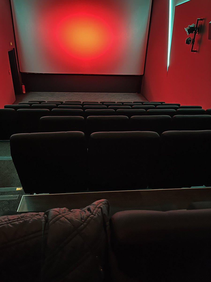 Mittwochabend. Film in der OV.
Interesse: überschaubar 😆

Fazit: Einer der besten der Reihe.
Kreative Kills. Nimmt sich Zeit für die Charaktere - wachsen ans Herz. Um dann von einem Kernspintomographen magnetisiert zu werden. Das Leben ist hart.

 #FinalDestinationBloodlines