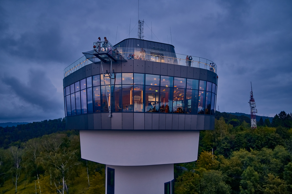 Pilkington_DE's tweet photo. Artenvielfalt? Bin ich ja selbst ein stolzer Teil von.🐦
Blöd nur, dass viele meiner Freunde an Glas scheitern.
Zum Glück gibt’s Pilkington AviSafe™ – sichtbar für uns, schön für euch.
🔗 Zur PM: https://t.co/bpwyXxmhHS
#Artenschutz #AviSafe #Birdfluencer #NSGGroup #Pilkington https://t.co/wss7UAFF0p