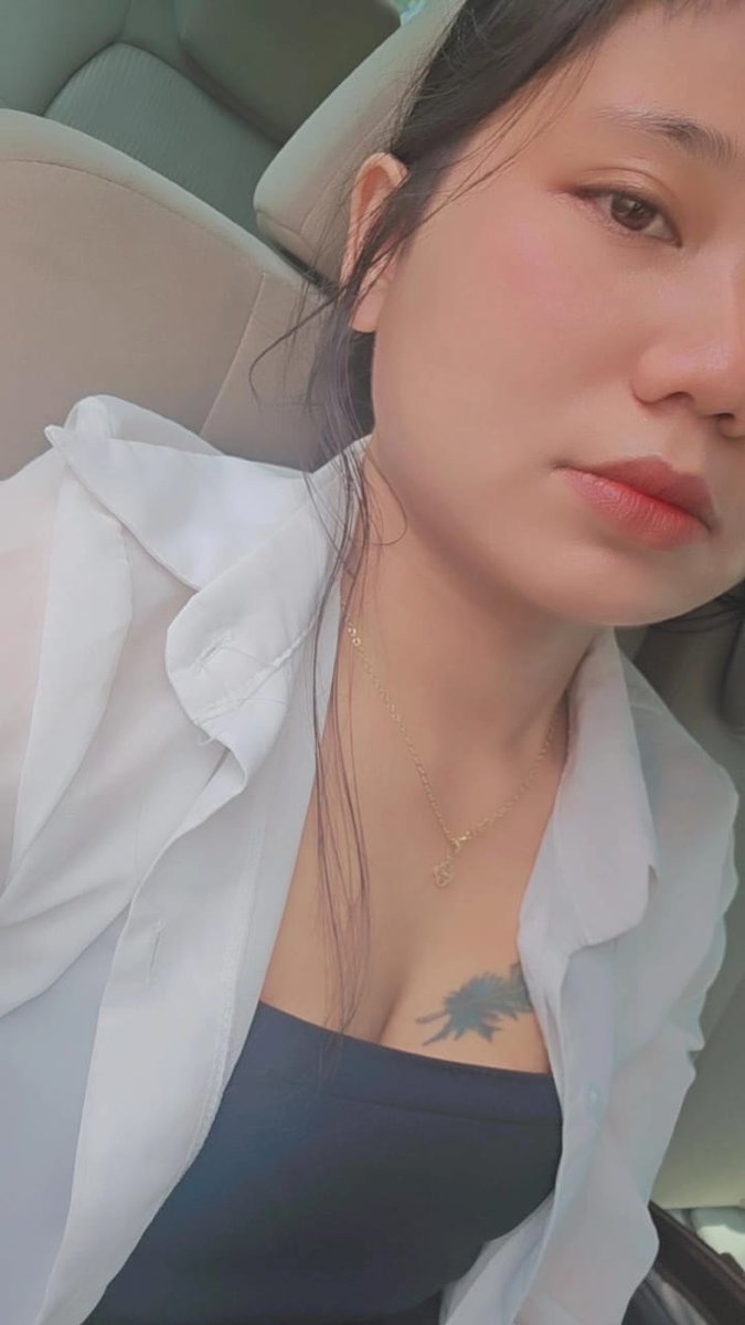 "Dulu mikir jadi ibu rumah tangga itu ngebosenin… sekarang malah bersyukur bisa nentuin irama hari sendiri. Bahagia versi aku: daster nyaman, kopi hangat, dan hati tenang."