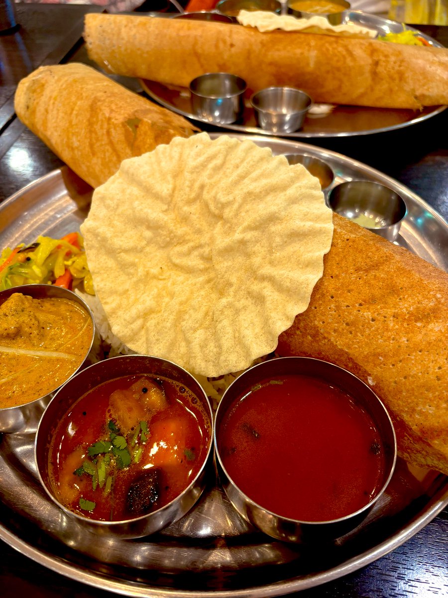 『ROLLY Debut 35th Anniversary 「誇り高き変態の軌跡2025 ～Only Lonely ROLLY～』行ってきました。
コード進行が同じ曲が多いとのことですが、アコースティックギターで演奏されて、どの曲もさらに美しくて、それぞれのカラーがあり大好きです。
そしてお導きがあり、美味しい物もいただきました。