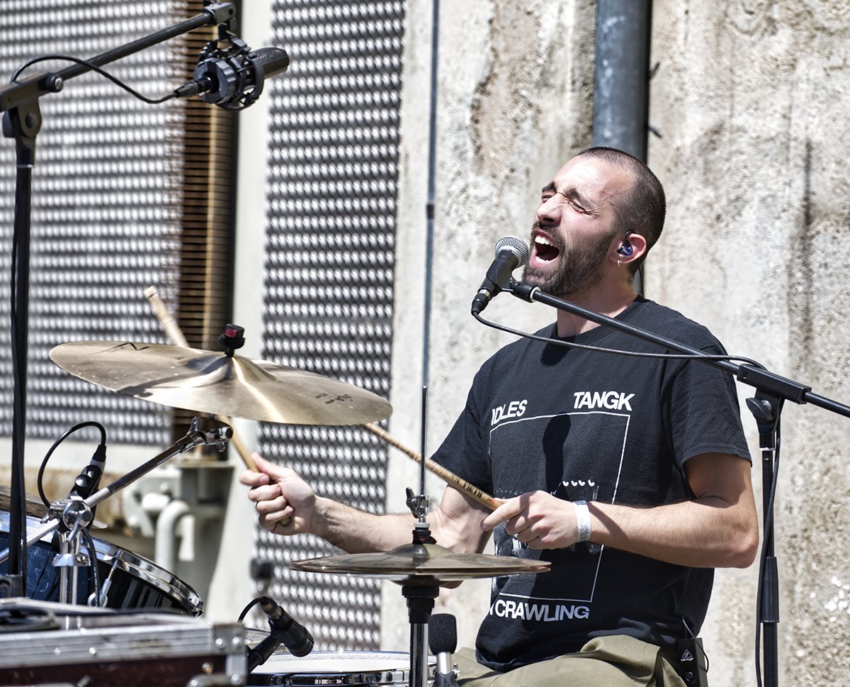 ROKO BANANA, de les noves sensacions de la temporada que vam poder gaudir sota la solana del #MiniBeat2025. Ens van presentar “Fins que surti el sol”, set cançons que, d’alguna manera, ens fan preguntar-nos quantes emocions podem tenir… farem més coses amb el trio de banyoles.