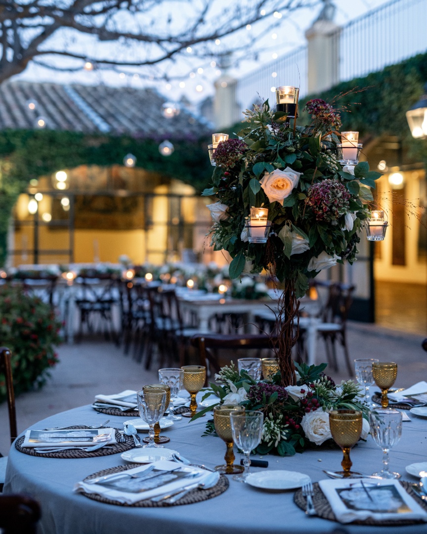 ✨ Cuando la luz tenue de las velas se mezcla con el aroma de las flores y la brisa de la campiña sevillana, nace la magia de una boda en el #CastillodelaMonclova

📷@ana_clarins_

#sevilla #bodas2025 #bodassevilla #bodasevilla #weddingplanner #boda #medieval #castillo #andalucia
