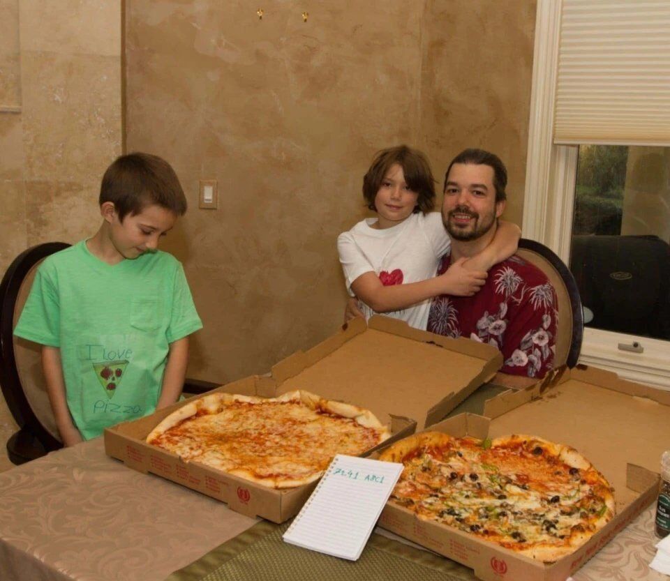 🚨 BREAKING: "Bitcoin Pizza Day: 15 anni fa, la prima transazione con Bitcoin per due pizze a soli 10.000 BTC, oggi valgono oltre 1,1 miliardi di dollari!"