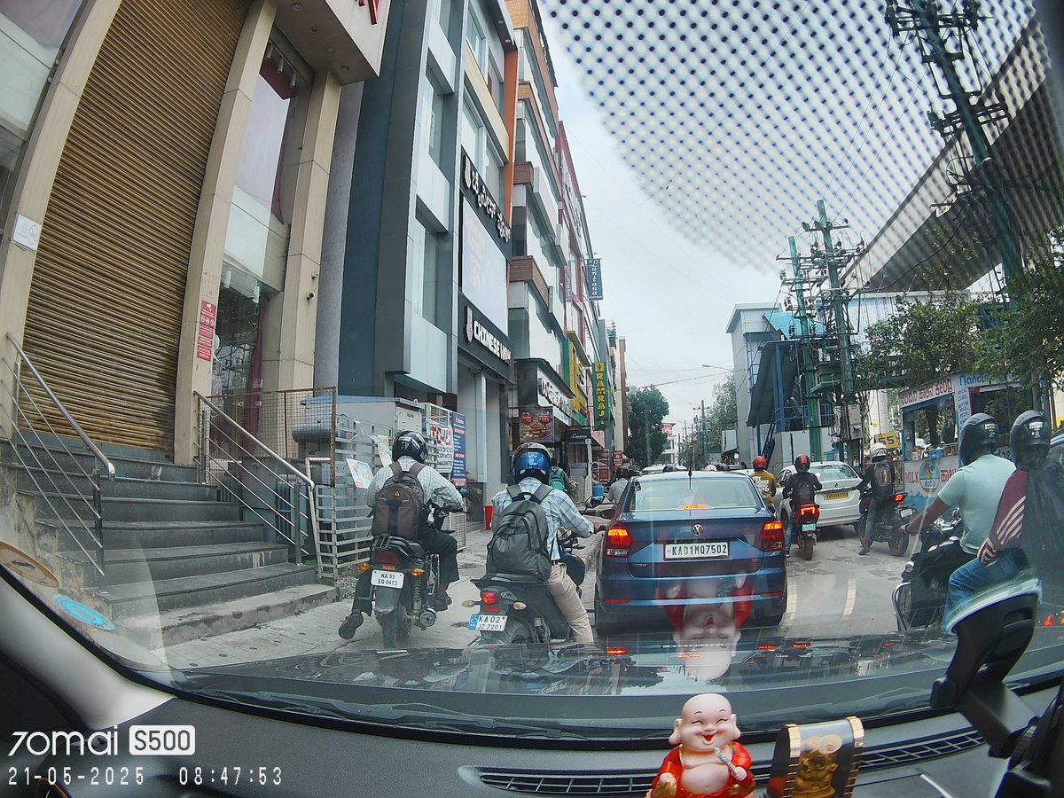 sumanthchandar's tweet photo. Foot path riding 

Date:21-May-2025
Place: Service Road Marathalli Outer Ring Road, Near Kalamandir bus stop

@btppubliceye @blrcitytraffic 

Requesting to raise the traffic violation https://t.co/1zNTUpOzvf