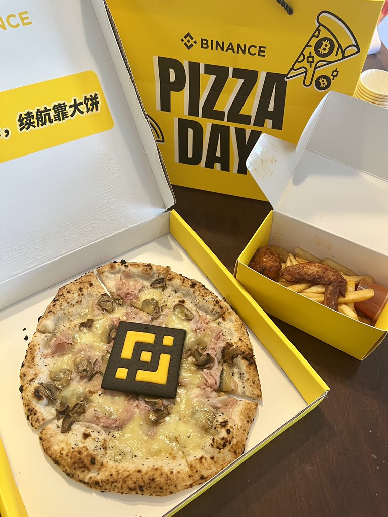 性感厨娘 在线cooking～
收到币安的漂亮周边和美味披萨啦🍕
感谢 <a href="/binancezh/">币安Binance华语</a> <a href="/cz_binance/">CZ 🔶 BNB</a> <a href="/heyibinance/">Yi He</a> <a href="/0xWatell/">WaTell 蛙跳</a>  #币安披萨节