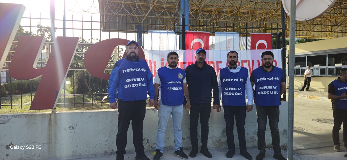 PetrolIzmir's tweet photo. Dyo Boya Çiğli ve Gebze fabrikalarımızda Toplu İş Sözleşme görüşmelerinde anlaşma sağlanamaması üzerine 22.05.2025 tarihinde iki fabrikamızda grev uygulaması başlamıştır.Tüm üyelerimize hayırlı olsun.
#ZaferDirenenEmekçininOlacak
#DireneDireneKazanacağız https://t.co/j0AMQjgjaY
