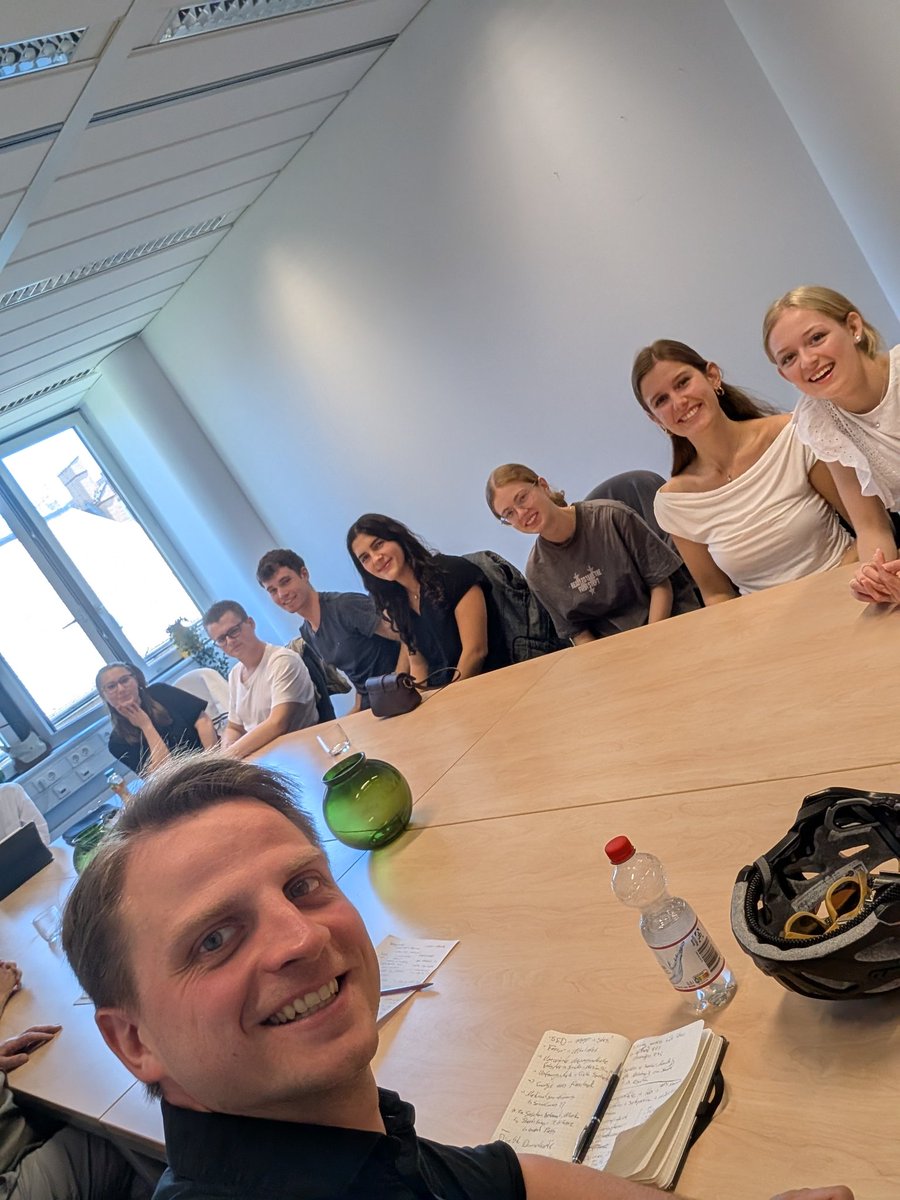 Diskussionsrunde mit einer Schweizer Schulklasse auf Studienfahrt. Berliner Politik auf dem Prüfstand. Volle drei Stunden. Hat Spaß gemacht. #Berlin #DieLinke