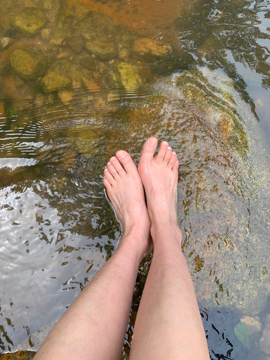 这个脚 你会亲一口嘛