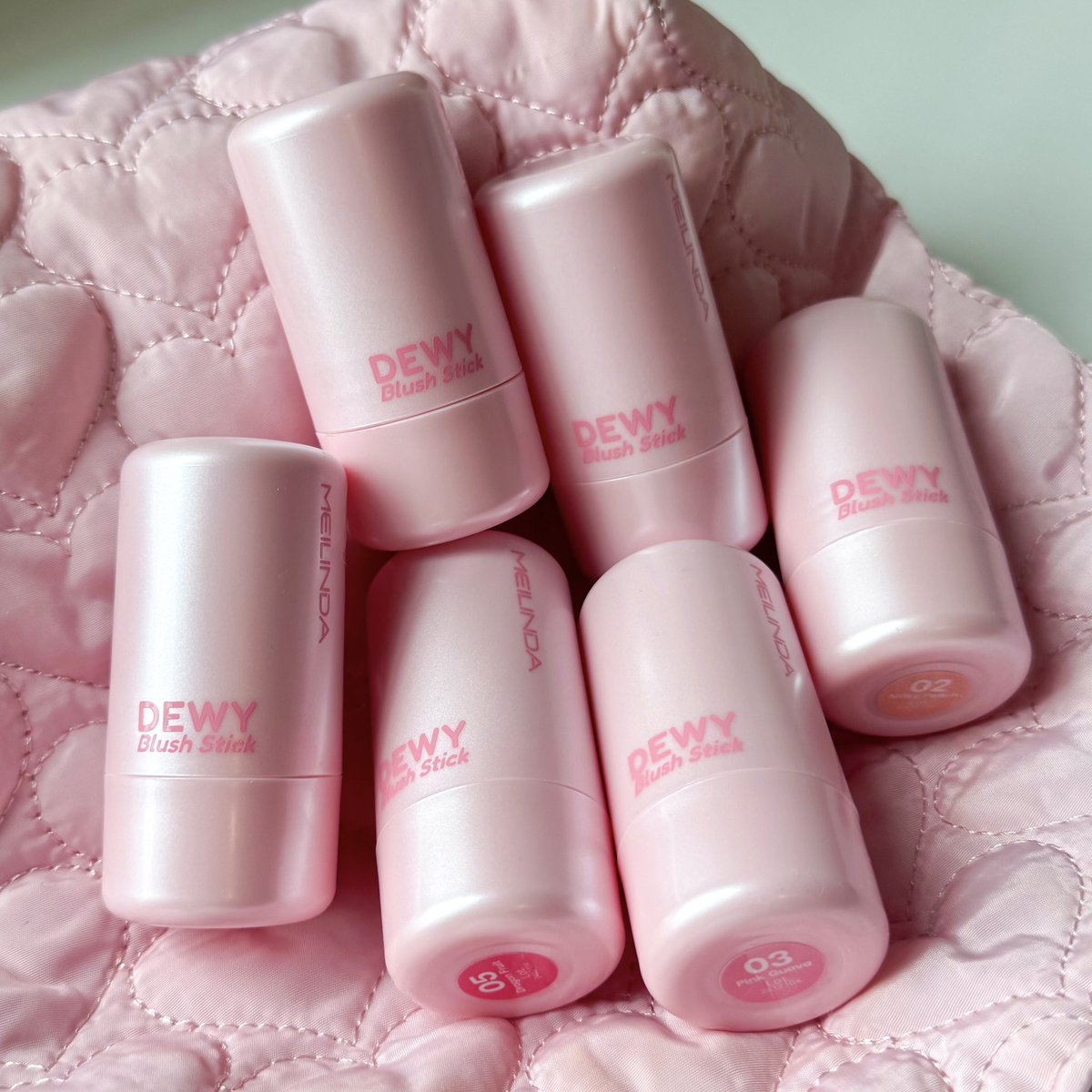 hafonlyone's tweet photo. เมลินดาทำถึงมากก ออก dewy blush stick บลัชสติ้กแก้มนัว มี 6 สี สวยทุกสี เนื้อครีมแบบ lightweight textue ไม่แห้ง เซทตัวดี เกาะผิวยาวๆเช้าถึงเย็นไม่มีจาง จะให้ฟินิชผิวดิวอี้ๆ แก้มใสฉ่ำโกลว์ดูสุขภาพดี ชอบตรงทาทับรองพื้นแล้วไม่เป็นคราบ แนะนำใช้นิ้ววอร์มที่เนื้อบลัชก่อนค่อยปาดลงแก้มและใช้วิธีแท๊ปๆเอาแทนลาก ก็จะได้แก้มที่ดูเงาวาวแบบสาวเกาหลีแล้ววว ปล.เราใช้สี 03 น้า น่ารักแบบ 300%