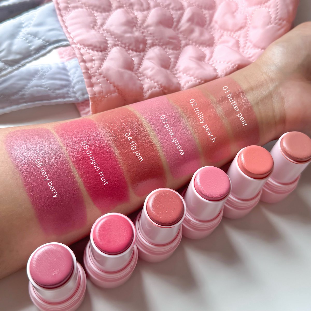 hafonlyone's tweet photo. เมลินดาทำถึงมากก ออก dewy blush stick บลัชสติ้กแก้มนัว มี 6 สี สวยทุกสี เนื้อครีมแบบ lightweight textue ไม่แห้ง เซทตัวดี เกาะผิวยาวๆเช้าถึงเย็นไม่มีจาง จะให้ฟินิชผิวดิวอี้ๆ แก้มใสฉ่ำโกลว์ดูสุขภาพดี ชอบตรงทาทับรองพื้นแล้วไม่เป็นคราบ แนะนำใช้นิ้ววอร์มที่เนื้อบลัชก่อนค่อยปาดลงแก้มและใช้วิธีแท๊ปๆเอาแทนลาก ก็จะได้แก้มที่ดูเงาวาวแบบสาวเกาหลีแล้ววว ปล.เราใช้สี 03 น้า น่ารักแบบ 300%