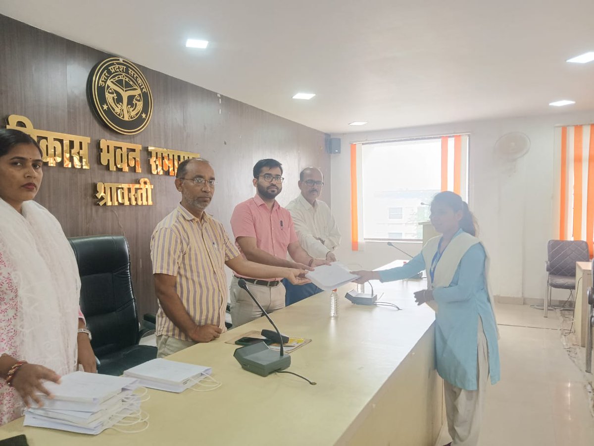 युवाओं के तकनीकी सशक्तिकरण हेतु माननीय मुख्यमंत्री जी द्वारा प्रदेश के युवाओं को टैबलेट/ स्मार्टफोन वितरण योजना के अन्तर्गत आज जनपद के चयनित छात्राओं को विकास भवन सभागार में जिला विद्यालय निरीक्षक एवं जिला प्रोबेशन अधिकारी की उपस्थिति में टैबलेट वितरण किया गया।