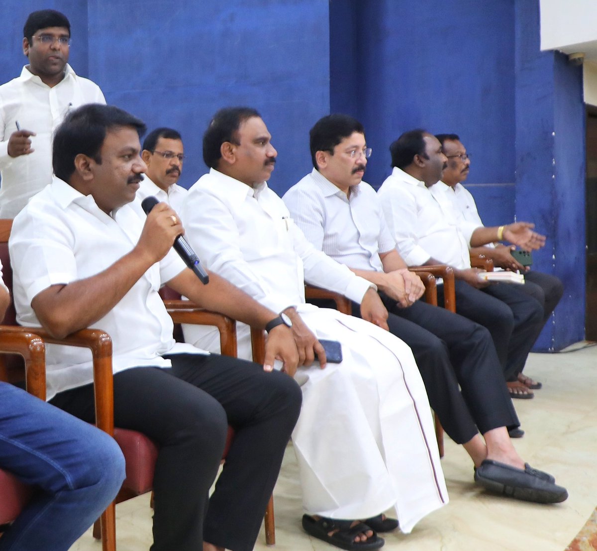 nchitrarasu's tweet photo. "2026 சட்டமன்றத் தேர்தலை இலக்காகக் கொண்டு, கழகத் தலைவர், நம் மாண்புமிகு முதலமைச்சர் @mkstalin அவர்களின் ஆணைக்கிணங்க, மாண்புமிகு துணை முதலமைச்சர் அண்ணன் @Udhaystalin அவர்களின் வழிகாட்டுதலின்படி, சென்னை மேற்கு மாவட்டம், #ChepaukTriplicane தொகுதியில் ஒரு முக்கிய கலந்தாய்வு கூட்டம் நடைபெற்றது.
கழக துணைப் பொதுச் செயலாளர் அண்ணன் @dmk_raja மற்றும் நாடாளுமன்ற உறுப்பினர் அண்ணன் @Dayanidhi_Maran அவர்களுடன் இணைந்து, வரவிருக்கும் தேர்தலுக்கான வெற்றி வியூகங்கள் குறித்து ஆலோசனைகளை மேற்கொண்டோம்.
#DMK #DMK4TN
#ChennaiWestDMK #Chitrarasu