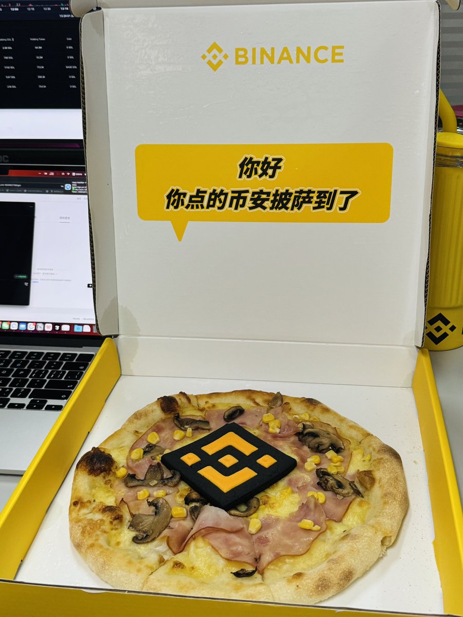 Pizza Day 吃 Pizza！
雨后的北京，送到居然还是热的😋
感谢<a href="/0xmonaZSH/">0xMona.zsh</a> 感谢 <a href="/binance/">Binance</a> #Binance