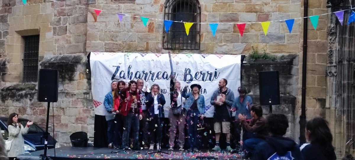 Atzo, auzoko jaietako hasierako egunean, #Bidebarrieta Liburutegiko liburuzainak omendu genituen Esperantza liburutegiko pribatizazioaren kontrako dinamika aurrera eramateagatik.
Auzoan ere zerbitzu publikoen defentsan! Esperantza auzoarentzat!
#EsperantzaGalduBarik
#AuzoaGara