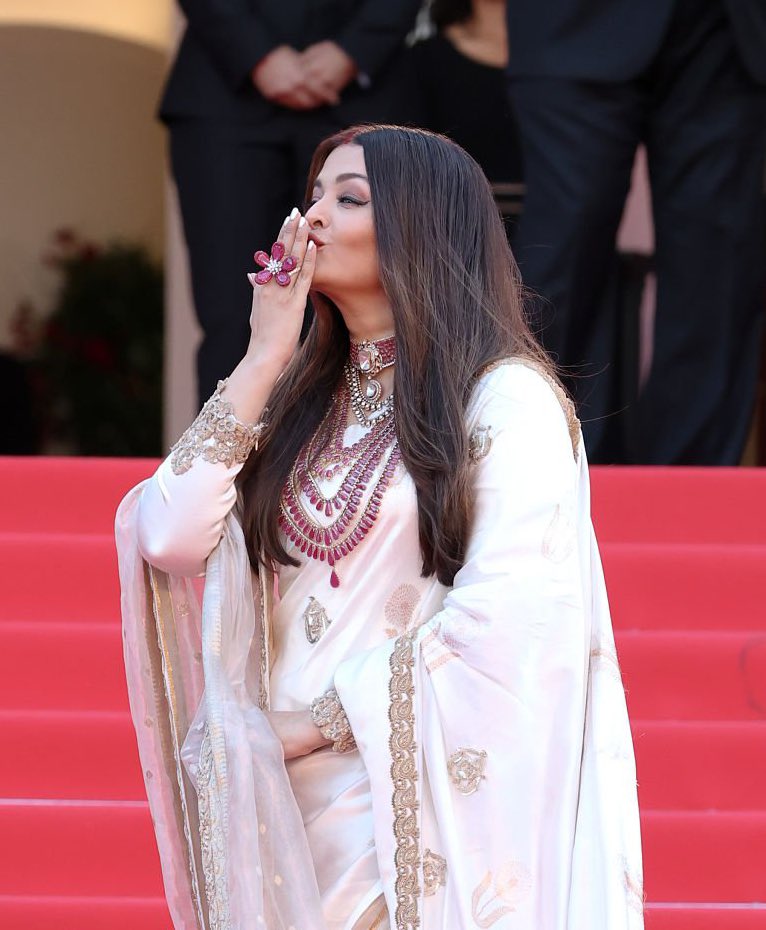 mdmaxxN's tweet photo. Who is your favourite?

#DeepikaPadukone vs #AishwaryaRai ?

#AishwaryaRaiBachchan #Cannes2025 https://t.co/RpT8inOcUg