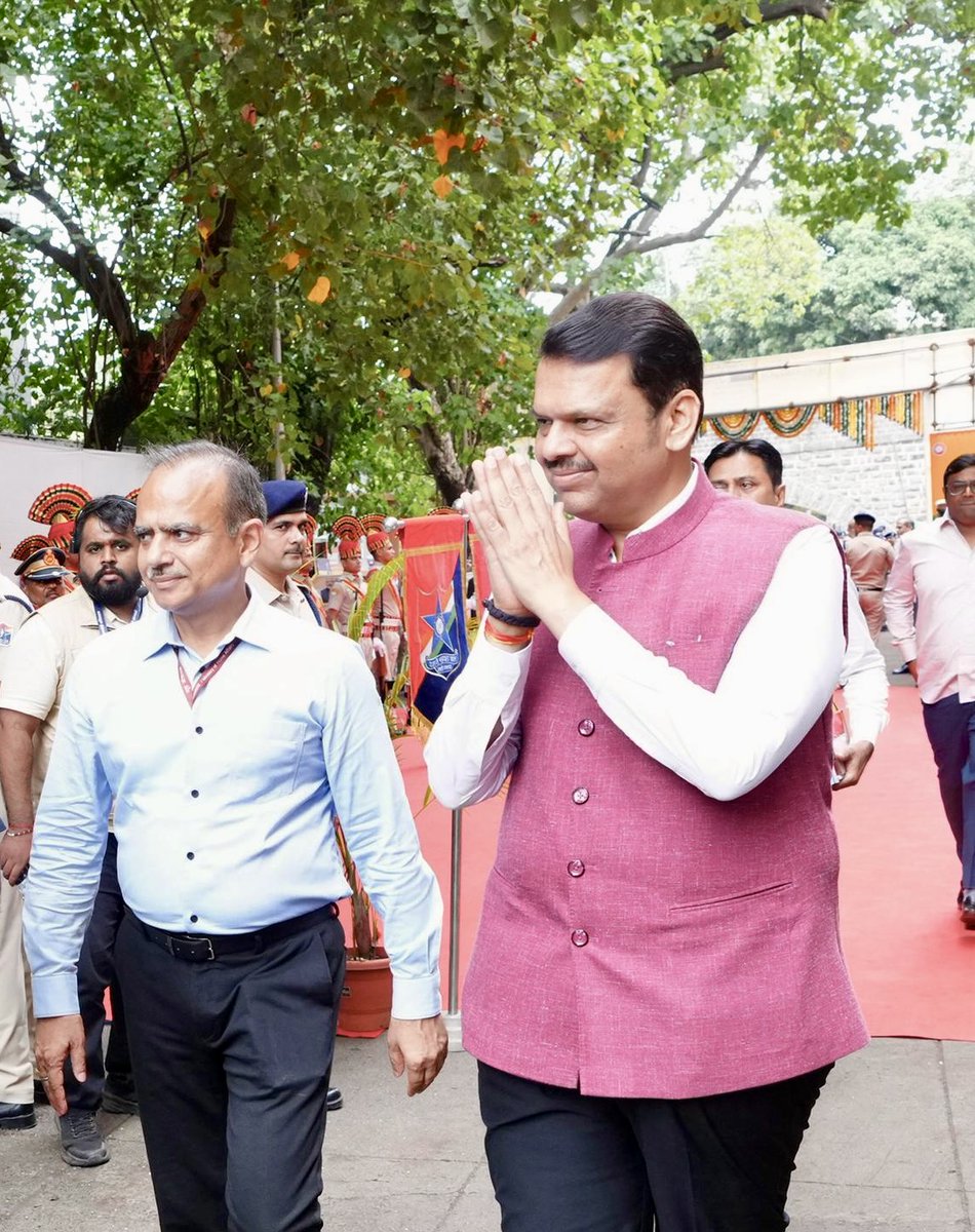 CMOMaharashtra's tweet photo. 🔸CM Devendra Fadnavis and Governor CP Radhakrishnan at Parel Station, Mumbai for the 'Inauguration of redeveloped railway stations under Amrit Bharat Station Scheme and Other Projects' at the hands of PM Narendra Modi (Online)
🔸पंतप्रधान नरेंद्र मोदी यांच्या हस्ते (ऑनलाईन) 'अमृत भारत स्टेशन योजने अंतर्गत पुनर्विकसित रेल्वे स्थानकांचे आणि इतर प्रकल्पांचे उदघाटन' कार्यक्रम येथे मुख्यमंत्री देवेंद्र फडणवीस आणि राज्यपाल सी. पी. राधाकृष्णन परळ रेल्वे स्थानक, मुंबई येथून उपस्थित
🔸प्रधानमंत्री नरेंद्र मोदी जी इनके करकमलों से (ऑनलाइन) 'अमृत भारत स्टेशन योजना के अंतर्गत पुनर्विकसित रेलवे स्टेशनों एवं अन्य परियोजनाओं के उदघाटन' कार्यक्रम में मुख्यमंत्री देवेंद्र फडणवीस एवं राज्यपाल सी. पी. राधाकृष्णन परेल रेलवे स्टेशन, मुंबई से उपस्थित

🕚 10.50am | 22-5-2025📍Parel, Mumbai | स. १०.५० वा. | २२-५-२०२५📍परळ, मुंबई.

@narendramodi @Dev_Fadnavis @maha_governor @AshwiniVaishnaw @RailMinIndia
#Maharashtra #DevendraFadnavis #AmritBharatStations
