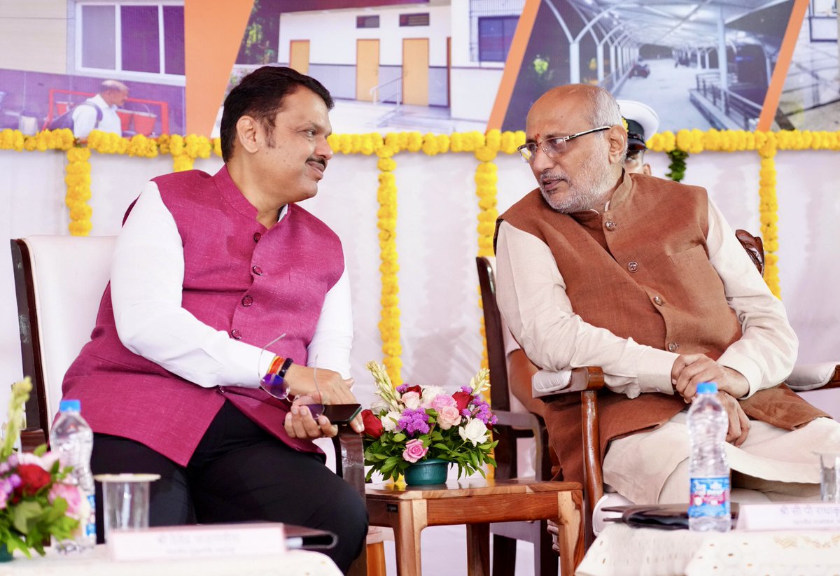 CMOMaharashtra's tweet photo. 🔸CM Devendra Fadnavis and Governor CP Radhakrishnan at Parel Station, Mumbai for the 'Inauguration of redeveloped railway stations under Amrit Bharat Station Scheme and Other Projects' at the hands of PM Narendra Modi (Online)
🔸पंतप्रधान नरेंद्र मोदी यांच्या हस्ते (ऑनलाईन) 'अमृत भारत स्टेशन योजने अंतर्गत पुनर्विकसित रेल्वे स्थानकांचे आणि इतर प्रकल्पांचे उदघाटन' कार्यक्रम येथे मुख्यमंत्री देवेंद्र फडणवीस आणि राज्यपाल सी. पी. राधाकृष्णन परळ रेल्वे स्थानक, मुंबई येथून उपस्थित
🔸प्रधानमंत्री नरेंद्र मोदी जी इनके करकमलों से (ऑनलाइन) 'अमृत भारत स्टेशन योजना के अंतर्गत पुनर्विकसित रेलवे स्टेशनों एवं अन्य परियोजनाओं के उदघाटन' कार्यक्रम में मुख्यमंत्री देवेंद्र फडणवीस एवं राज्यपाल सी. पी. राधाकृष्णन परेल रेलवे स्टेशन, मुंबई से उपस्थित

🕚 10.50am | 22-5-2025📍Parel, Mumbai | स. १०.५० वा. | २२-५-२०२५📍परळ, मुंबई.

@narendramodi @Dev_Fadnavis @maha_governor @AshwiniVaishnaw @RailMinIndia
#Maharashtra #DevendraFadnavis #AmritBharatStations