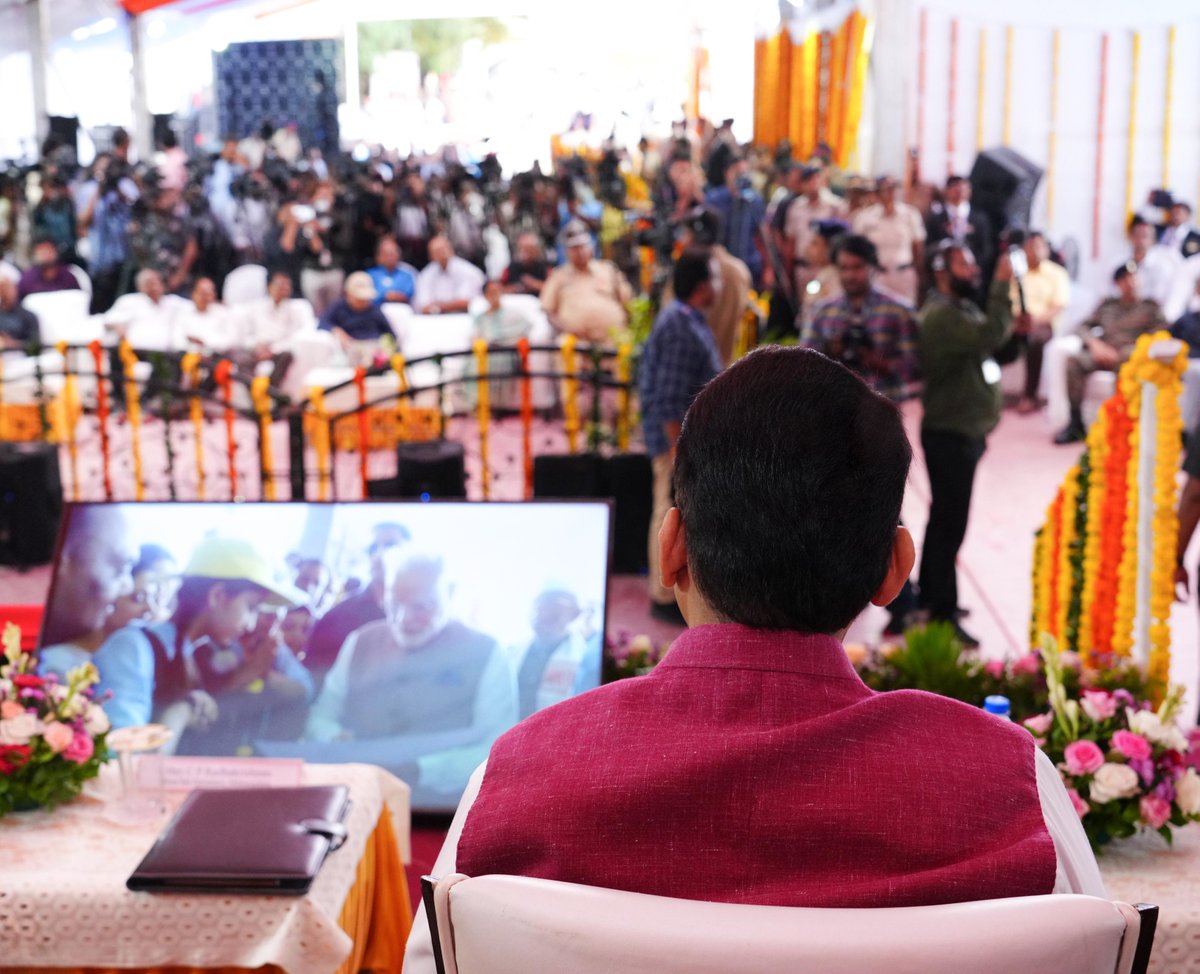 CMOMaharashtra's tweet photo. 🔸CM Devendra Fadnavis and Governor CP Radhakrishnan at Parel Station, Mumbai for the 'Inauguration of redeveloped railway stations under Amrit Bharat Station Scheme and Other Projects' at the hands of PM Narendra Modi (Online)
🔸पंतप्रधान नरेंद्र मोदी यांच्या हस्ते (ऑनलाईन) 'अमृत भारत स्टेशन योजने अंतर्गत पुनर्विकसित रेल्वे स्थानकांचे आणि इतर प्रकल्पांचे उदघाटन' कार्यक्रम येथे मुख्यमंत्री देवेंद्र फडणवीस आणि राज्यपाल सी. पी. राधाकृष्णन परळ रेल्वे स्थानक, मुंबई येथून उपस्थित
🔸प्रधानमंत्री नरेंद्र मोदी जी इनके करकमलों से (ऑनलाइन) 'अमृत भारत स्टेशन योजना के अंतर्गत पुनर्विकसित रेलवे स्टेशनों एवं अन्य परियोजनाओं के उदघाटन' कार्यक्रम में मुख्यमंत्री देवेंद्र फडणवीस एवं राज्यपाल सी. पी. राधाकृष्णन परेल रेलवे स्टेशन, मुंबई से उपस्थित

🕚 10.50am | 22-5-2025📍Parel, Mumbai | स. १०.५० वा. | २२-५-२०२५📍परळ, मुंबई.

@narendramodi @Dev_Fadnavis @maha_governor @AshwiniVaishnaw @RailMinIndia
#Maharashtra #DevendraFadnavis #AmritBharatStations