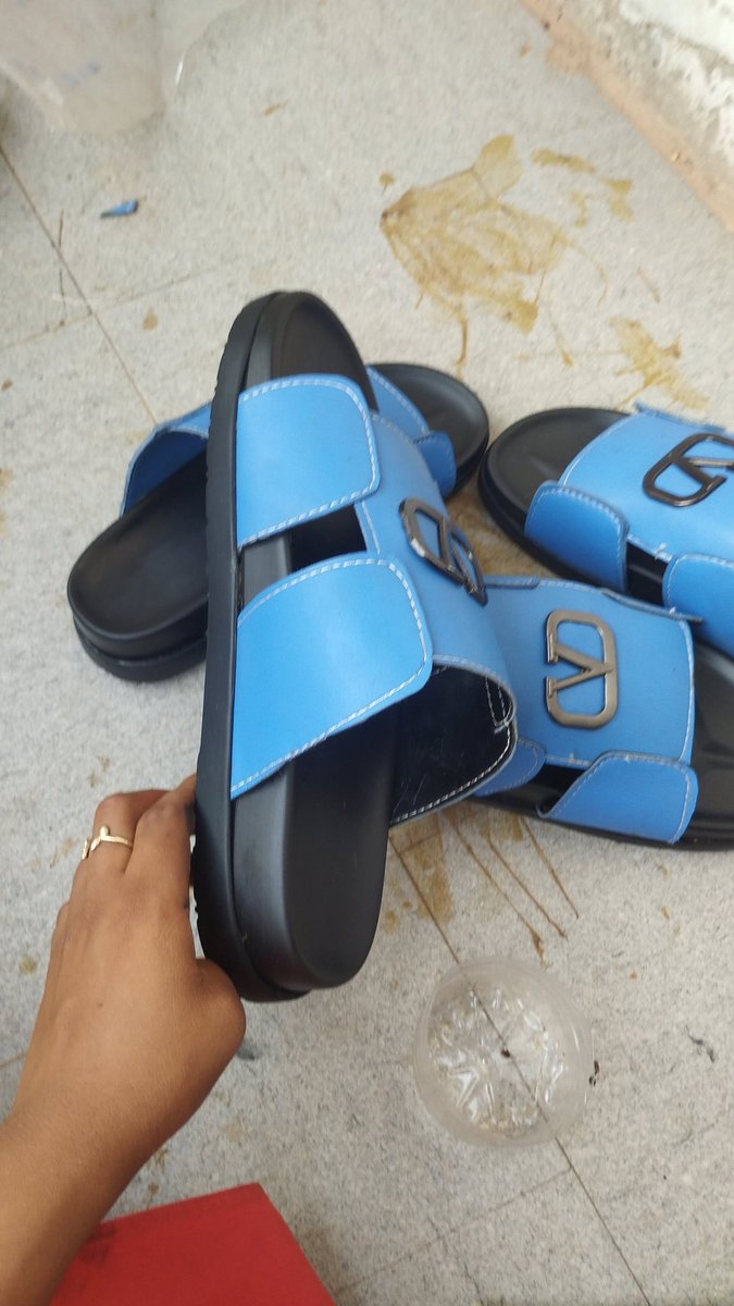 Nachinwa01's tweet photo. My hands don’t just work — they whisper legacy into soles.
Shoemaking for me is therapy, storytelling, and design — all in one motion.
And every pair? Handmade with precision, passion &amp; personality.
#CraftedWithPride #ShoemakerOnX #HandmadeInAfrica https://t.co/r7ZAH2UCdJ