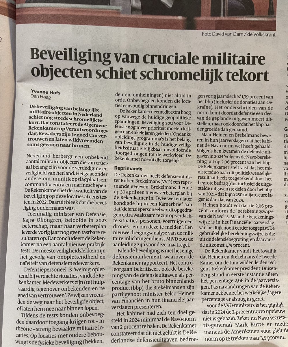 markbrouwer2010's tweet photo. Zet weer eens gewoon militairen (met lange lopen) aan de poort met gewapende patrouilles. Beveilig je eigen eigen object en rouleer dat intern door. In plaats van, met alle respect, een G4S medewerker met stropdas. Die kan prima achter de camera’s. 

#partofthejob 
#defensie https://t.co/mreLlMsKwv