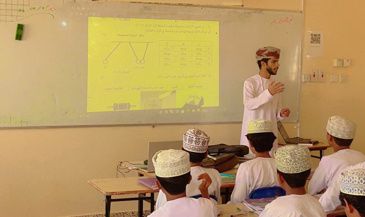 في إطار الاستعداد للاختبارات النهائية ، قدّم الأستاذ/ جاسم العويسي حصة تدريبية مخصصة لطلبة الصف الثامن ، تضمنت تطبيقات عملية وأساليب فعالة لحل نماذج الاختبارات .
شكرًا للأستاذ على جهوده في دعم الطلاب وتحفيزهم للتميز ✨ #تعليمية_جنوب_الشرقية