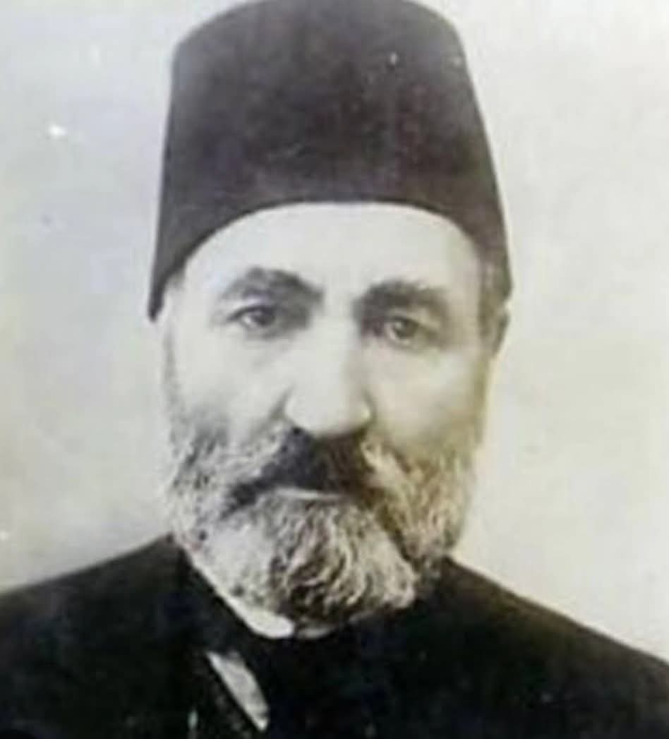 Abdülhamid'in tahta çıkışının yıldönümü kutlamalarında halk tören alanına fazla yaklaşınca vali "durdurun şu eşek milleti" der.

Bunu duyan Eşref'de:

Erbab-ı mansıptan biri millete eşek demiş.
Reddedilmez böyle bir söz ama pek can sıkar.
Millet eşek olsa da, eşek diyen bilmez mi