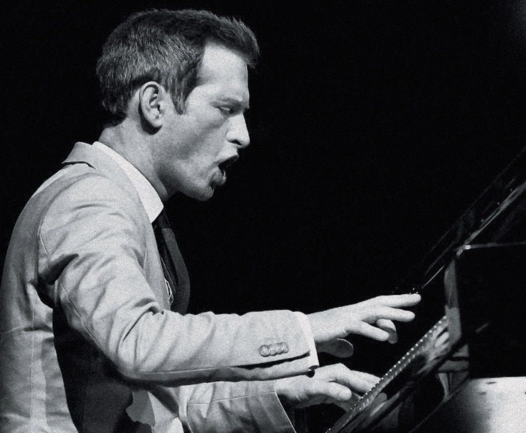 7. jūnijā ar košu džeza mūzikas koncertu Dzintaru koncertzālē “Rīgas Festivālu” atklās britu džeza vokālists, pianists un komponists Entonijs Strongs (Anthony Strong) kopā ar Latvijas Radio bigbendu. Plašāka informācija: rigasfestivals.lv