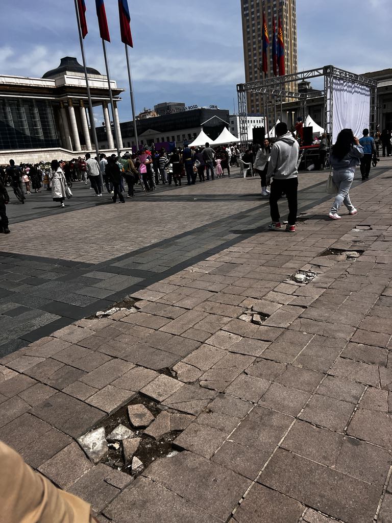 Төв талбай нь ингээд хагараад бутарчихсан, эзэнгүй хот мэт. Мөнгө бол дутаагүй.