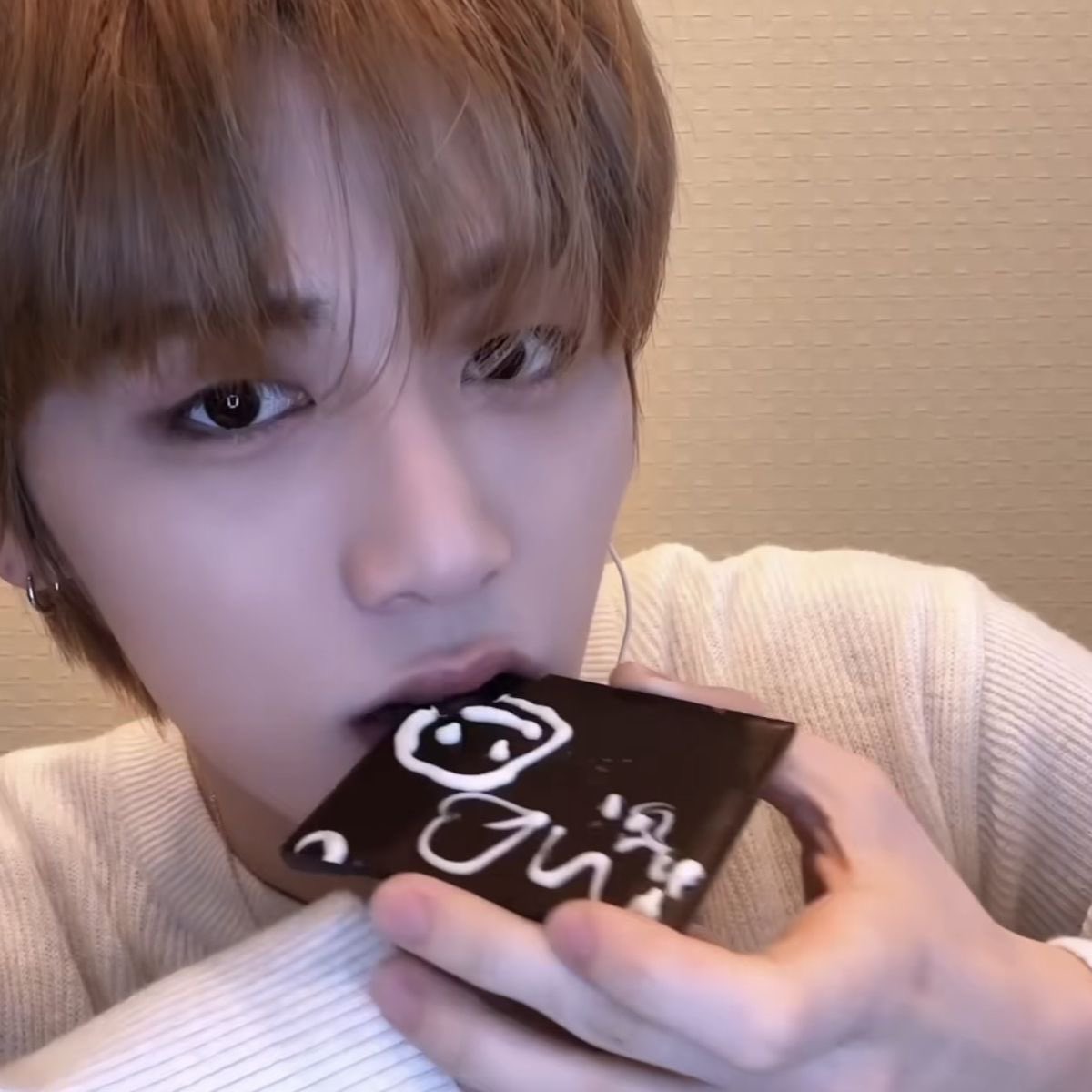 dubuzni's tweet photo. sometimes 🐈‍⬛’s work strеsses him out so badly during the day that by the end of it, he gets аngry and mаd with everything. that’s when 🐟 offers him something swееt to take and cаlm himself dоwn https://t.co/sHn8MMOwDt
