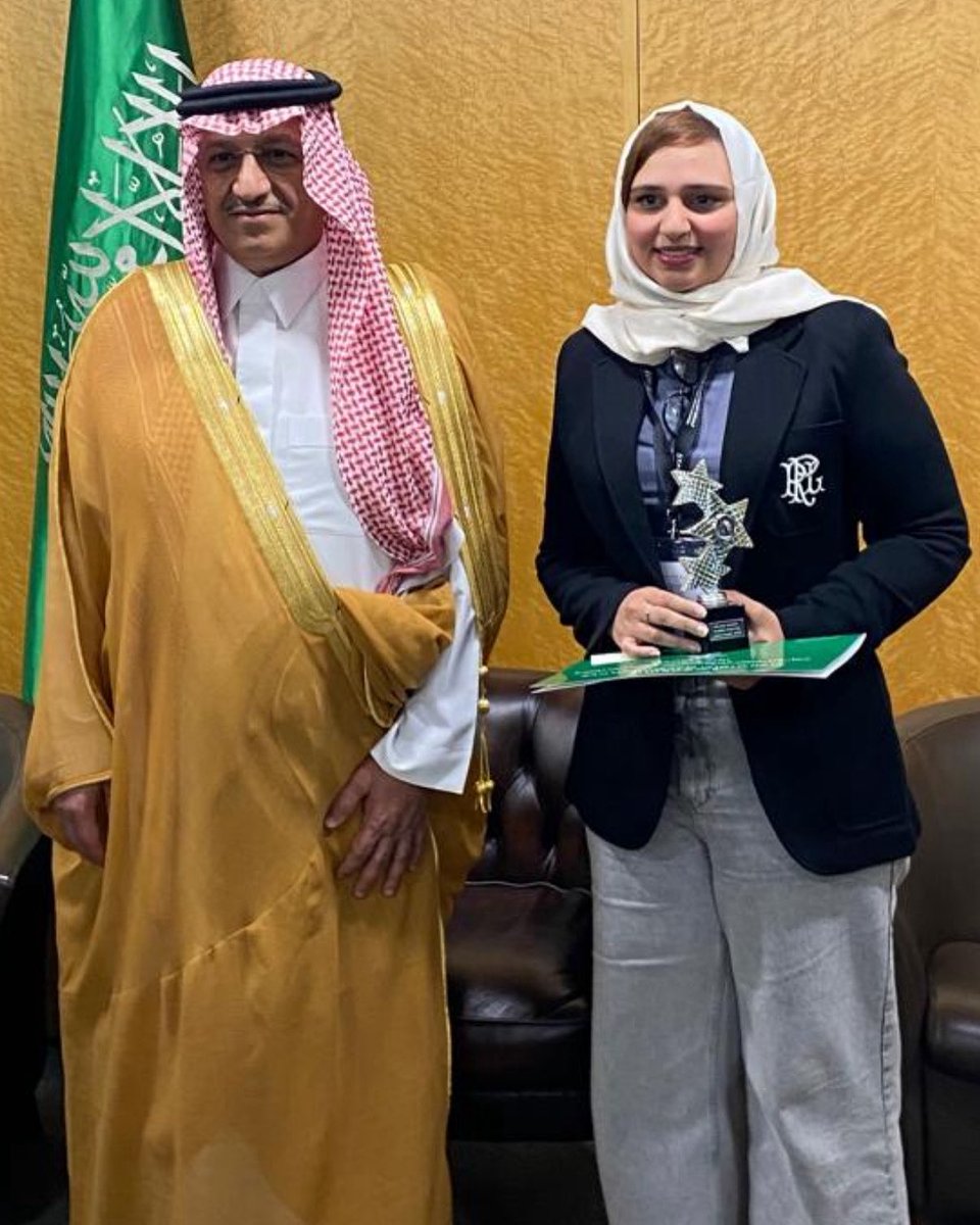 يسر رئيس النادي السعودي في إكستر، محمد الخشيبان، وإدارة النادي (الدورة ٤٤) تقديم التهنئة للأستاذة رزان عالم لتكريمها من وزير التعليم معالي الاستاذ يوسف البنيان، في الملحقية الثقافية بلندن، لحصول النادي على الميدالية الفضية.