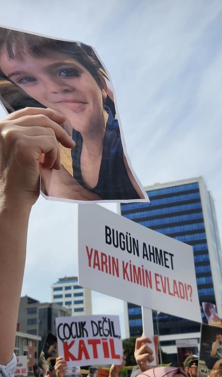 Cezalar caydırıcı olmalıdır, özendirici değil. Artık yönelimi olan herkes, cebinde kaç cm bıçakla gezerse suç olmadığını biliyor mesela. Baroların yaptığı açıklamayla suçu işleyenin nasıl korunduğunu da biliyor mesela. Umrumda mı teknik terimler Allah aşkına… Ahmet gitmiş.