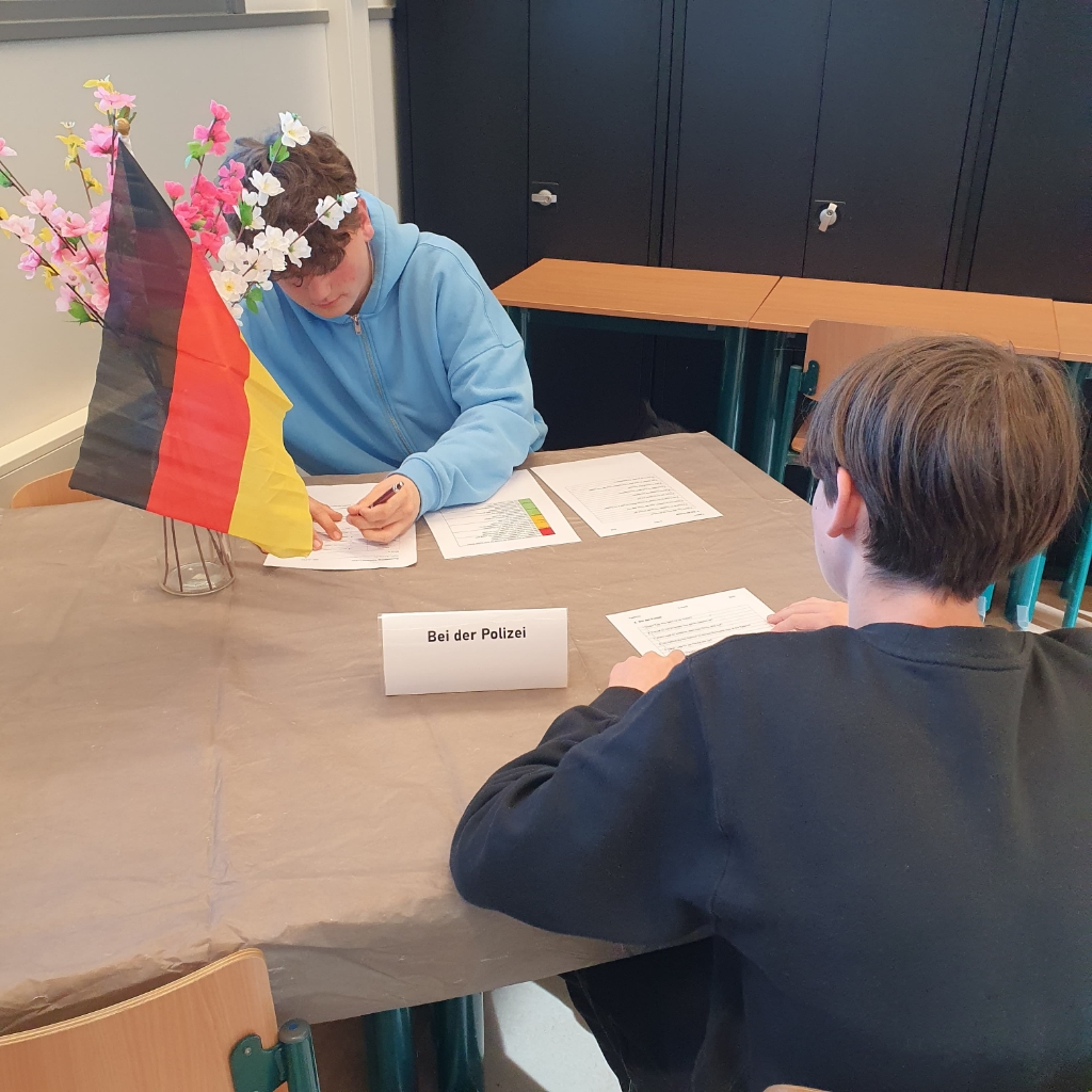 'Mezzo ‘meets’ Kleve'; Mezzo-leerlingen oefenen hun spreekvaardigheid in het Taaldorp -  kliknieuwsdemaasdriehoek.nl/l/237072